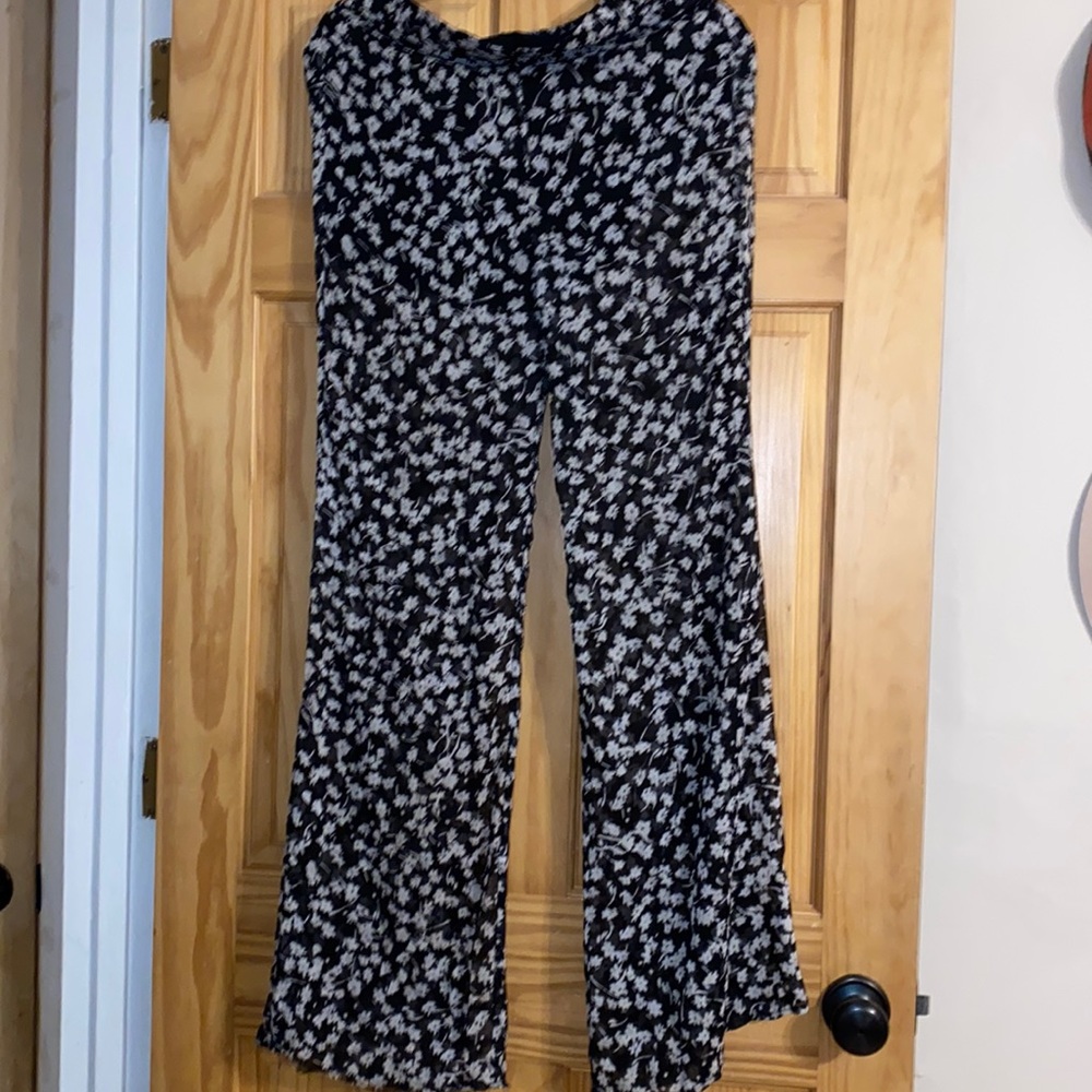 Black and white sheet flower pants